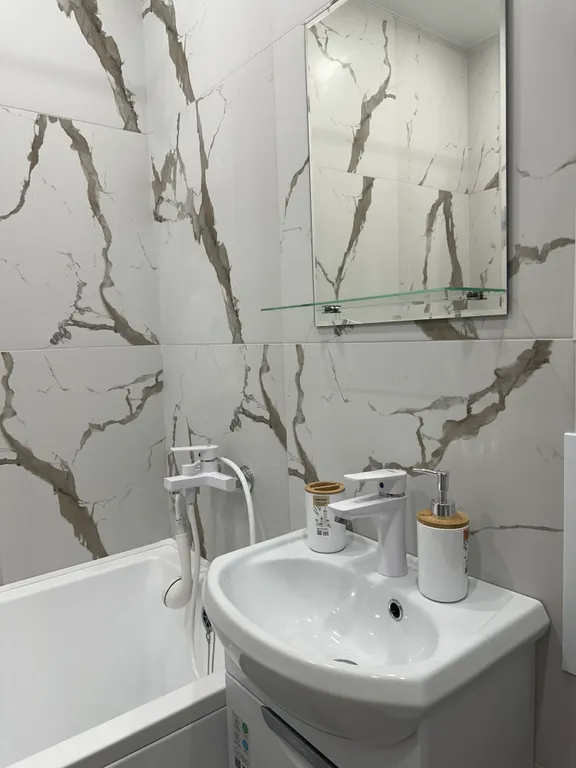 Квартира в тихом приморском районе, в тени деревьев