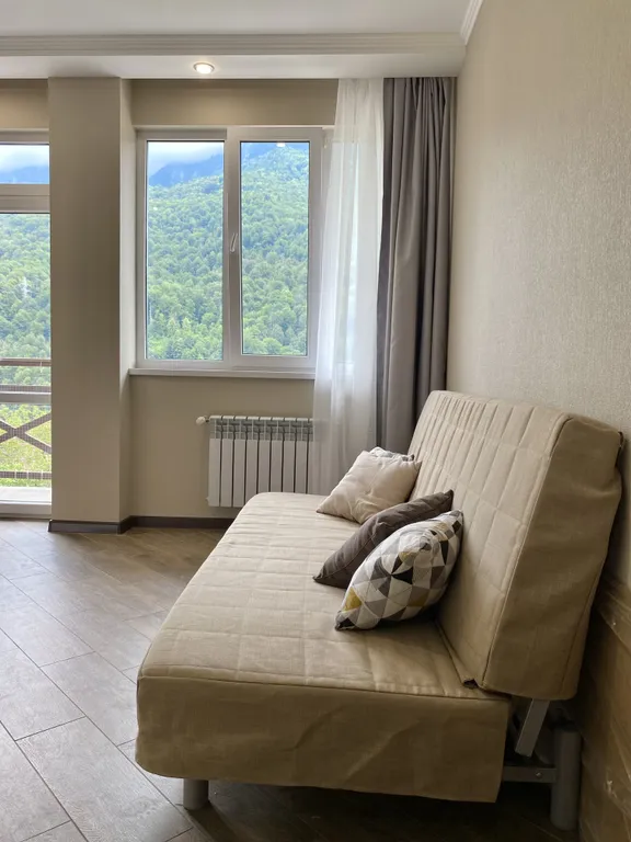 Евродвухкомнатный апартамент с балконом и видом на пик Аибга