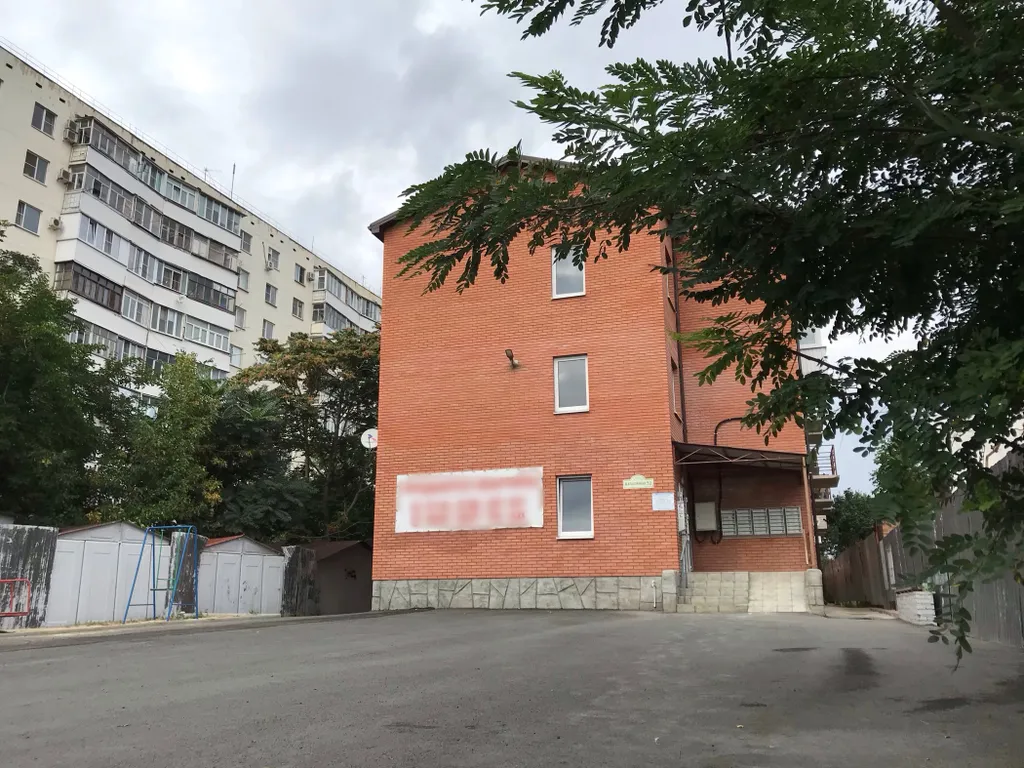 Уютная студия с качелями и видом на тихий зеленый сад