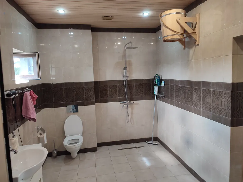 Дом недалеко от реки.