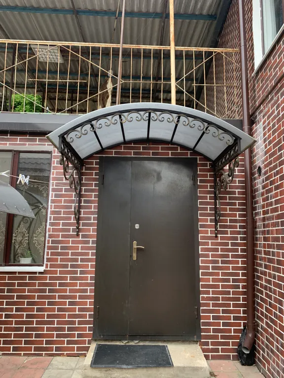 Квартира Комната в частном доме с верандой, вход отдельный, свой выход в сад. — аренда посуточно в Махачкала