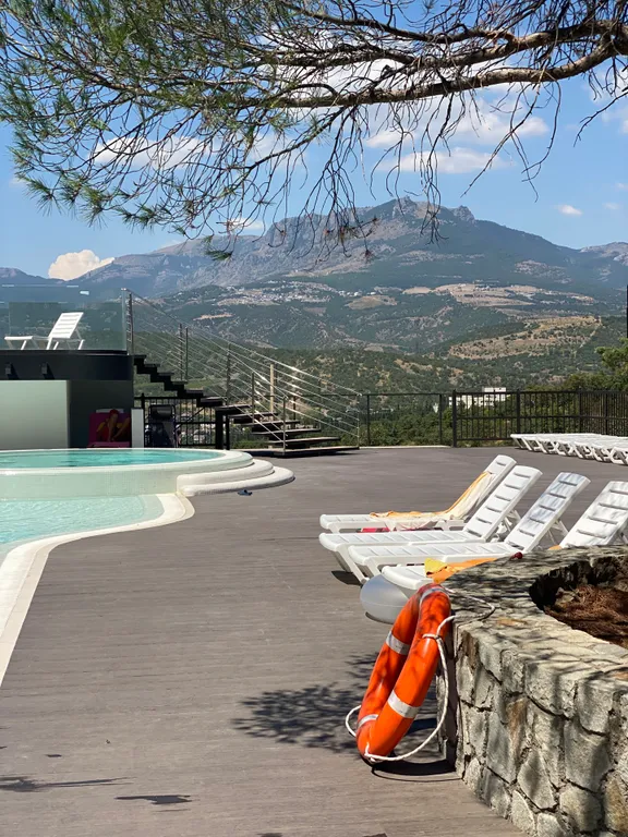 Апарт с видом на море и горы с подогреваемым бассейном и барбекю зоной