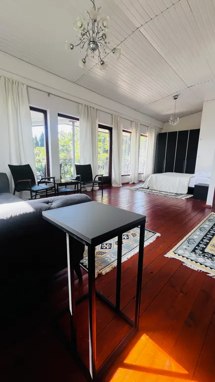 Вилла с бассейном на холме