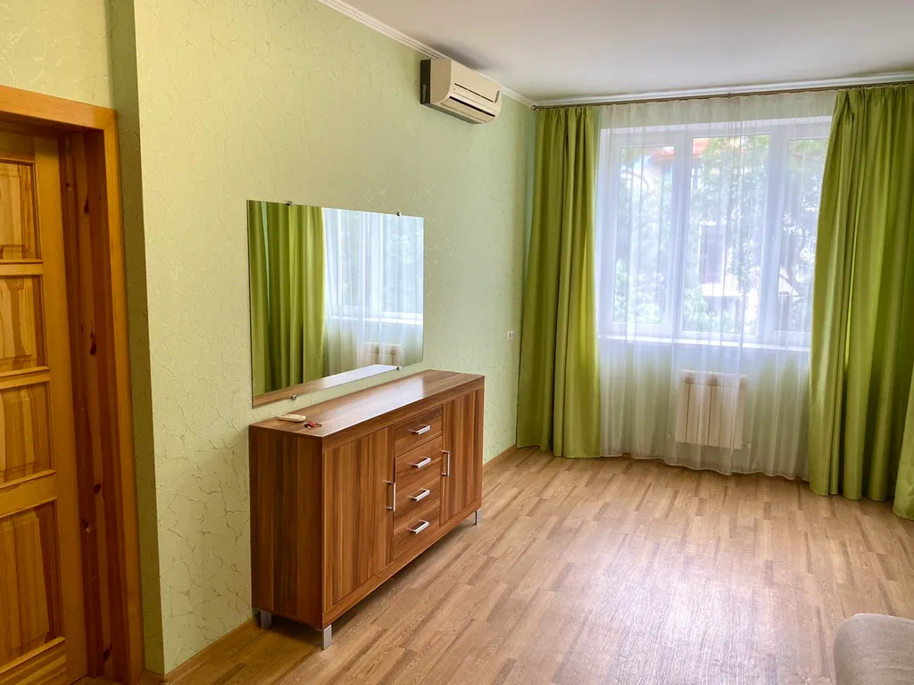 Этаж в доме со своим двором близко к морю