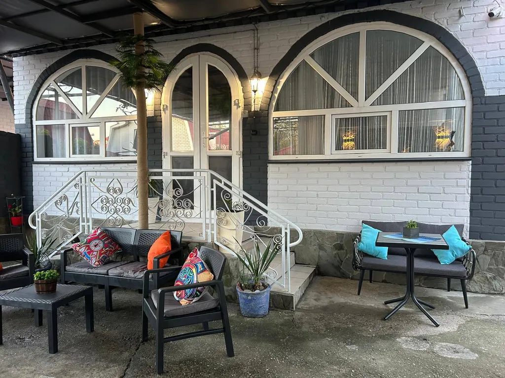 Дом сапфир с бассейном в центре