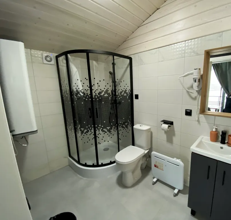 Уютный домик на берегу пруда