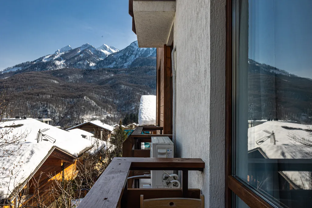 Студия с видом на рассвет в горах, с кухней и балконом