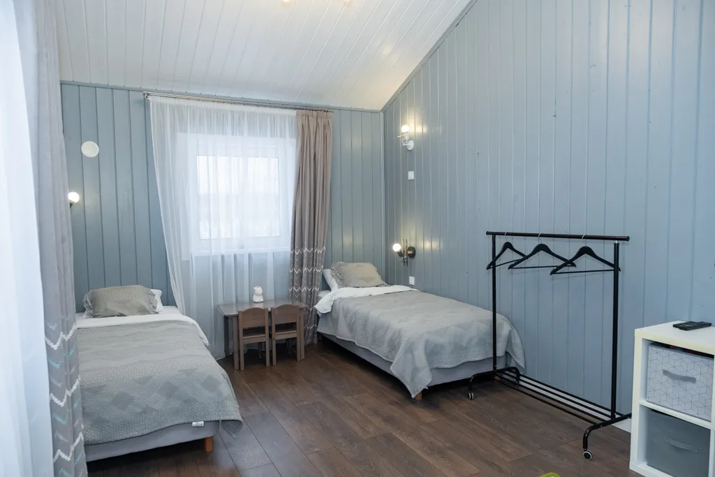 Дом на берегу лесного озера