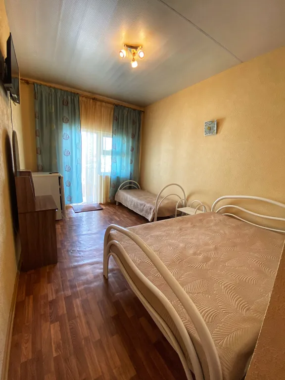 Квартира Трехместный номер с двуспальной и односпальной кроватями — аренда посуточно в Голубицкая