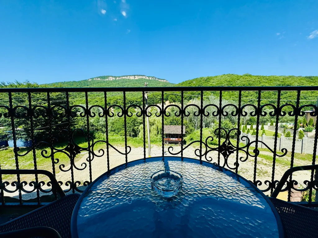 Трехместный номер с балконом, с видом на горы