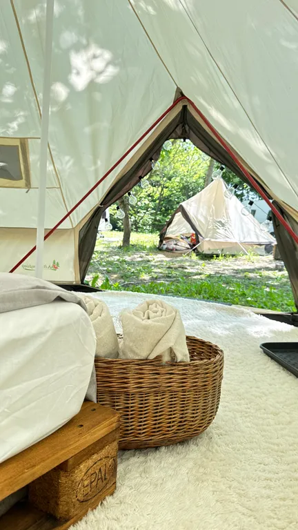 Уютный шатер среди деревьев на берегу озера