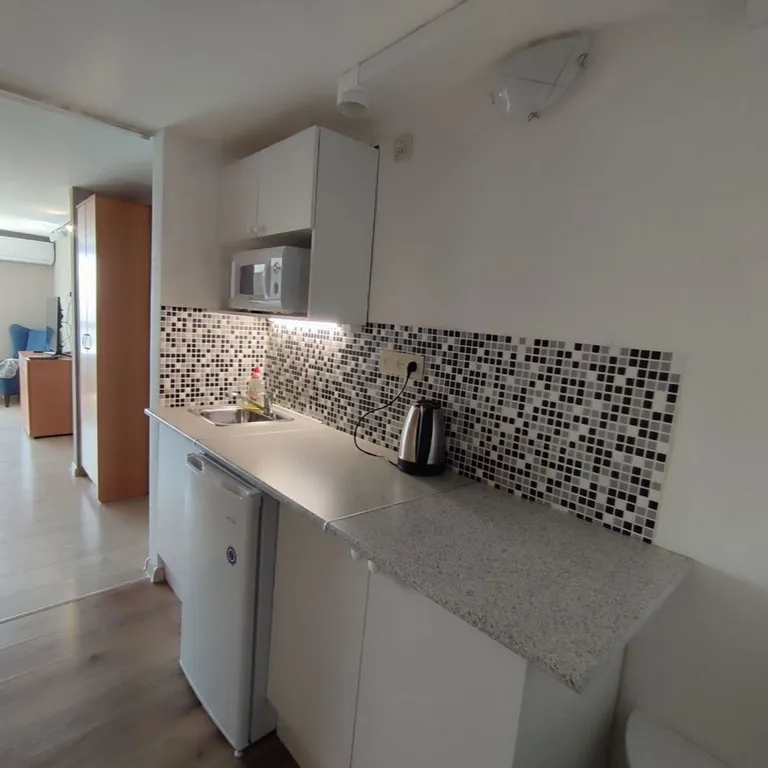 Cтильнaя студия c видом нa гopод и горы