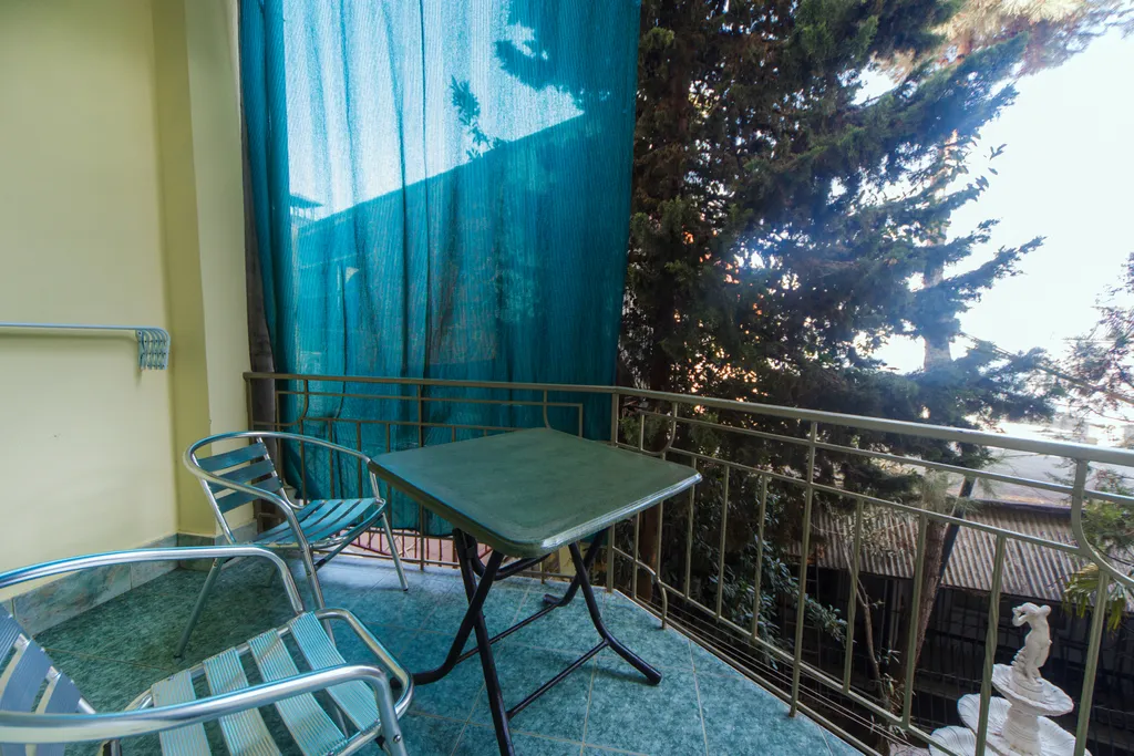 Уютная комната с балконом у моря