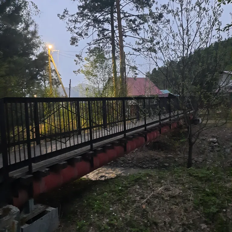 Гостевой дом в сосновом лесу в 15 минутах от курорта Манжерок