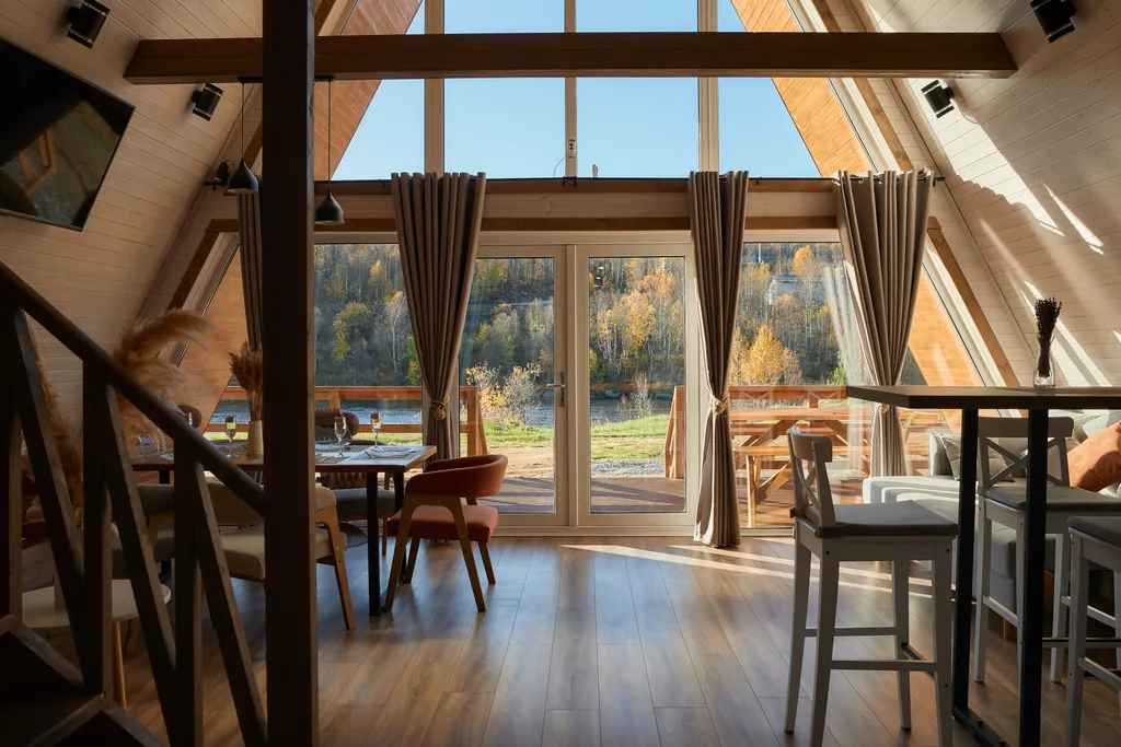 Большой дом для отдыха на берегу реки Кола