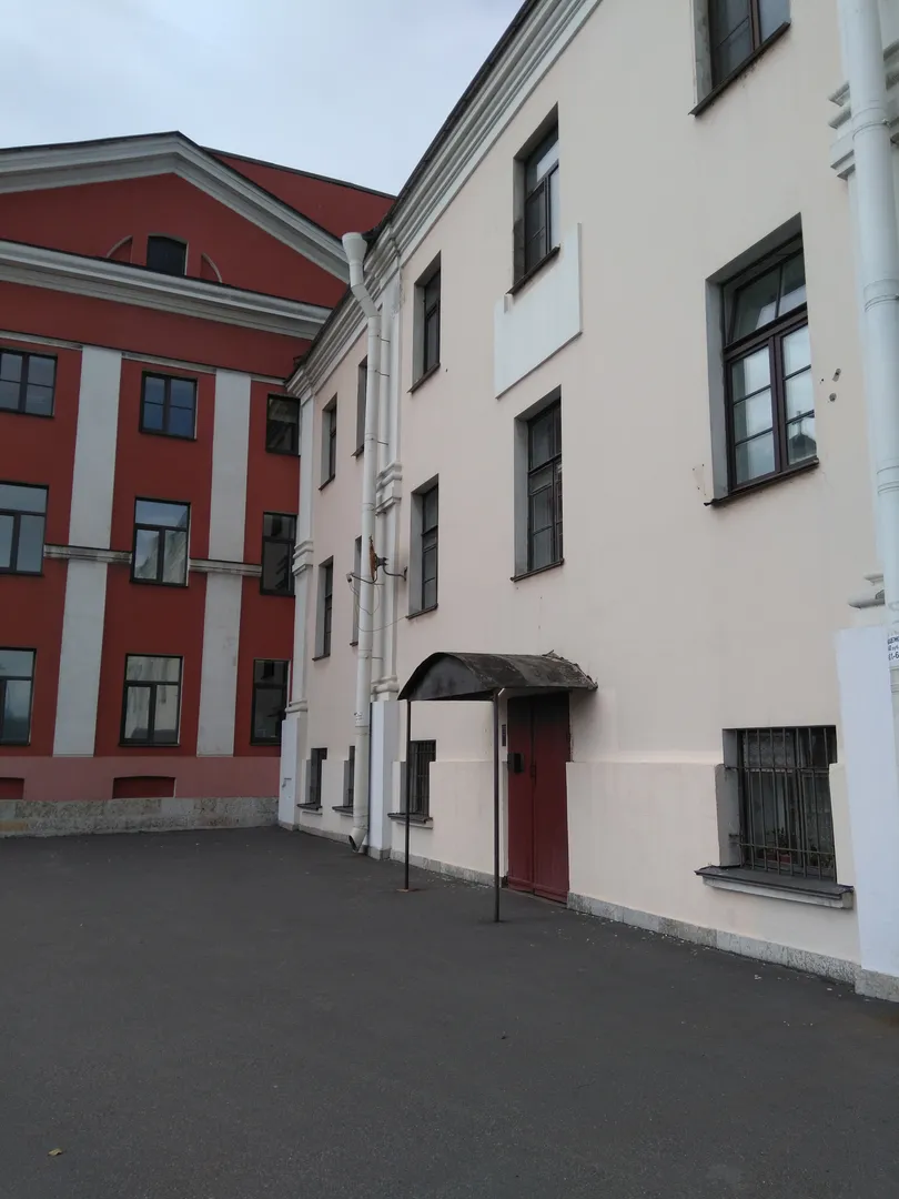 Дом расположен на набережной лейтенанта Шмидта.