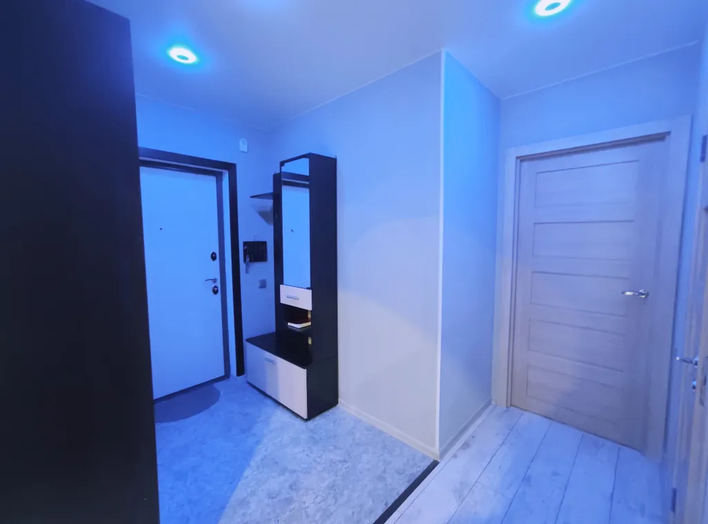 Светлая евро-двушка с горным пейзажем от художника