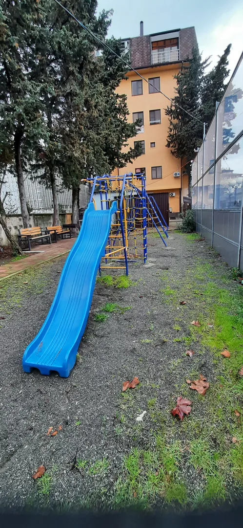Закрытая детская площадка и зона барбекю.