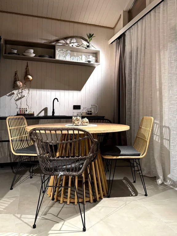 Дом в Абхазии у Черного моря (Му с цветами)