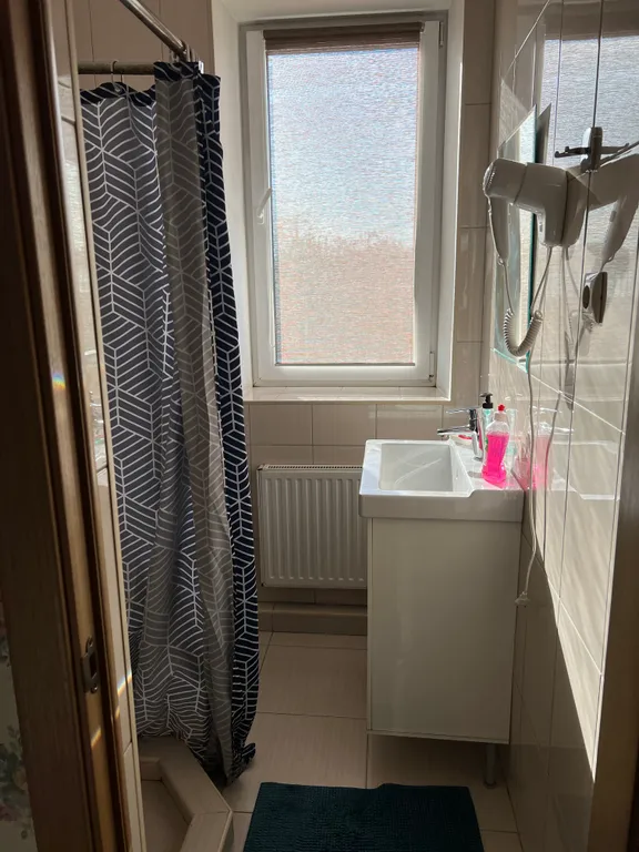 Комната с парковкой и местом для отдыха на улице