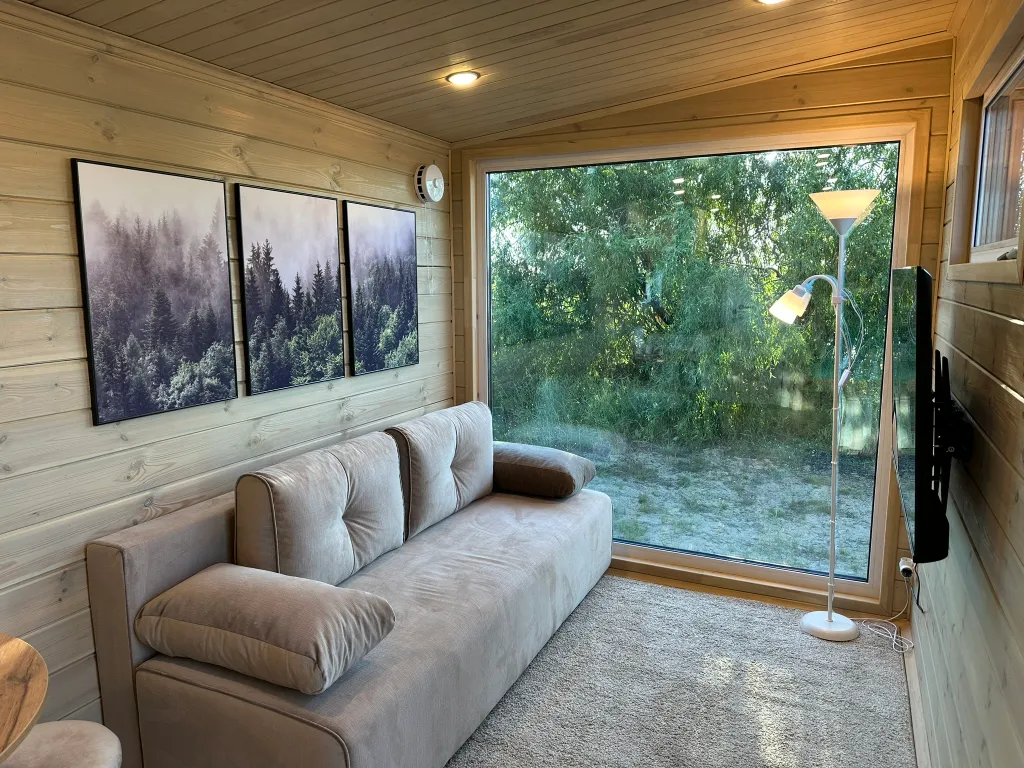 Современный дом на самом берегу реки