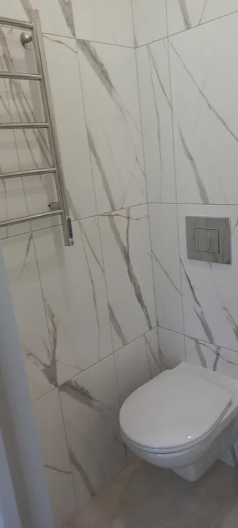 Современная студия с подогреваемым бассейном