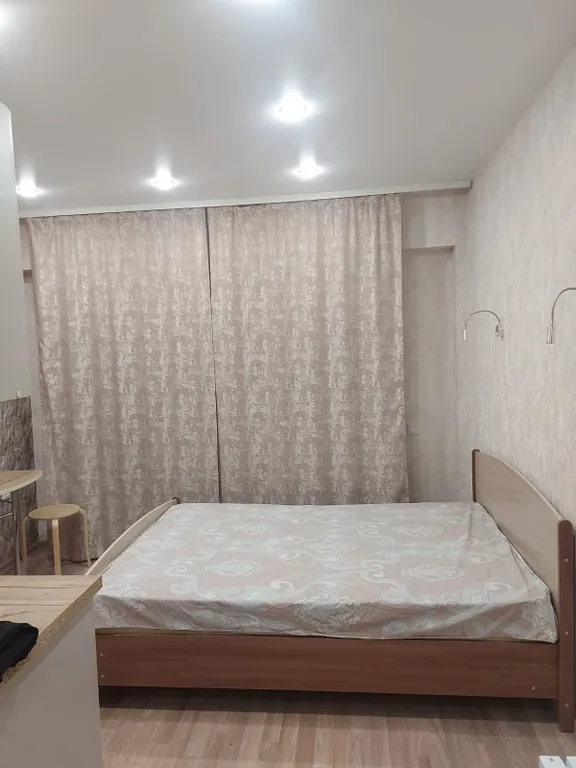 Сдaм квapтиpу-студию пocуточно в мкр. Юбилейный, 117/1.