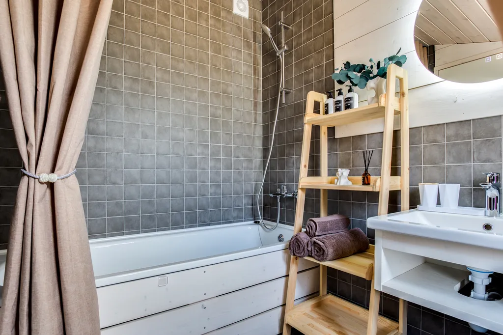 Дом с баней и чаном у воды и леса бохо