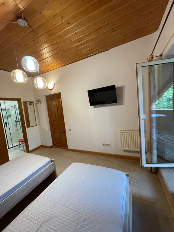 Улучшенный номер с балконом и стильной ванной комнатой