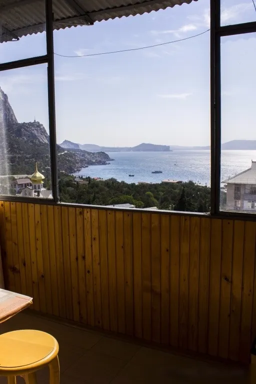 Уютная комната с персональной лоджией и великолепным видом на море