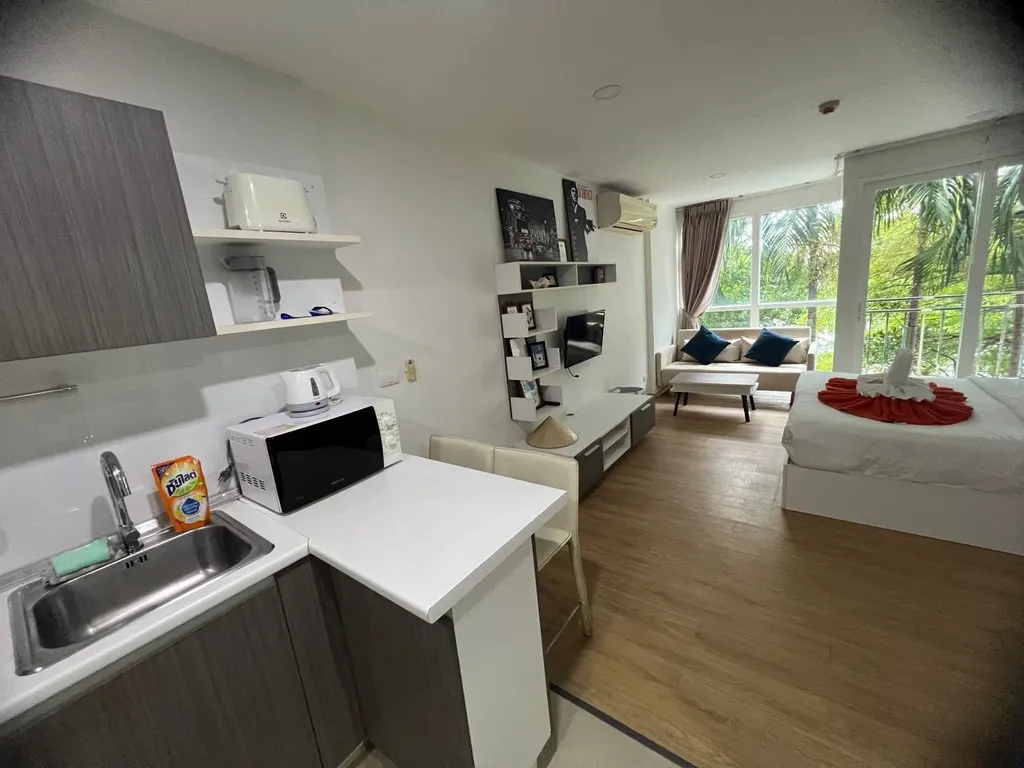 Ката Студия  после ремонта с отличным видом на сад в Ozone