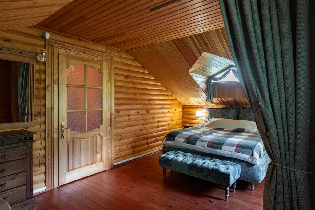 Уединённый дом на берегу живописной заводи