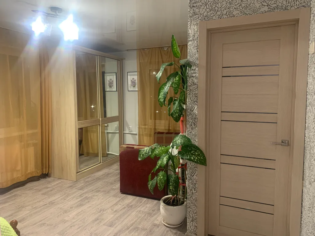 Хорошая чистая квартира с кондиционером, с видом на город и озеро