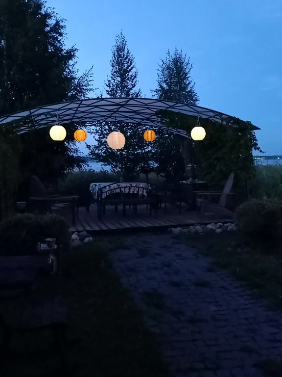 Дом с баней на берегу озера, в черте города