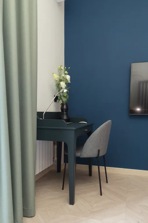 Величественная сталинка на набережной вокруг достопримечательностей