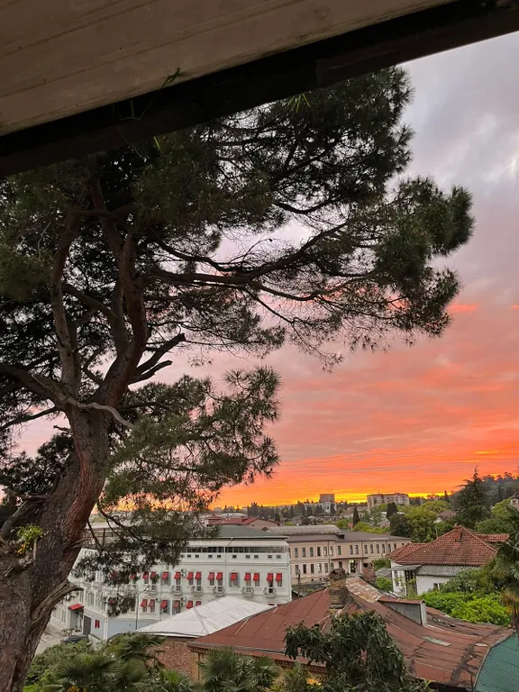 Вилла с бассейном на холме