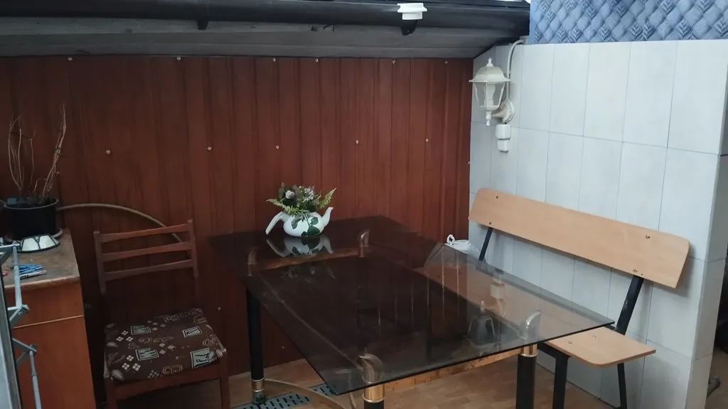 Уютная двухуровневая квартира с обеденной зоной во дворе