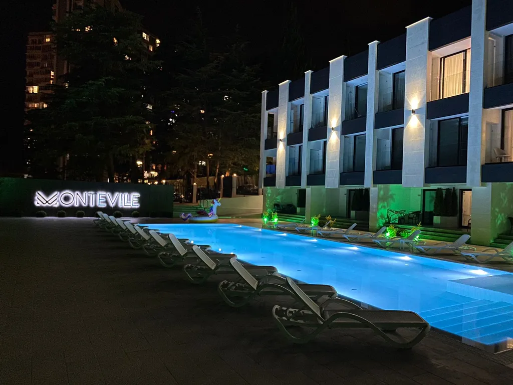 Апартамент в центре Сочи с большим бассейном у моря