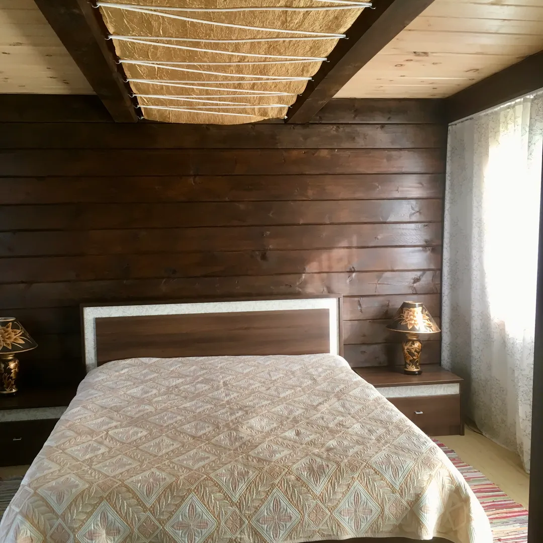 Спальня (с двухспальной кроватью, гардеробным шкафом, прикроватными тумбочками и комодом)