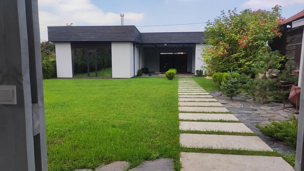 Дом в зелёной части города