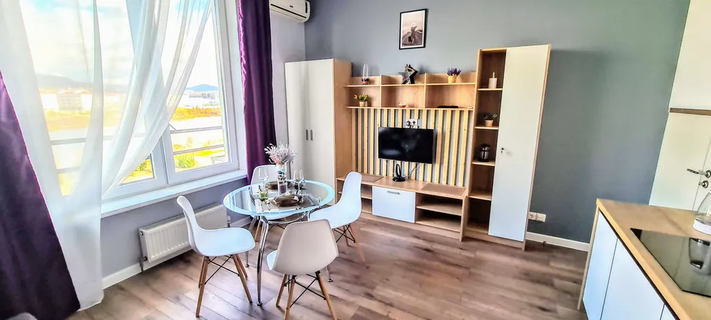 Квартира у моря с видом на озеро и горы