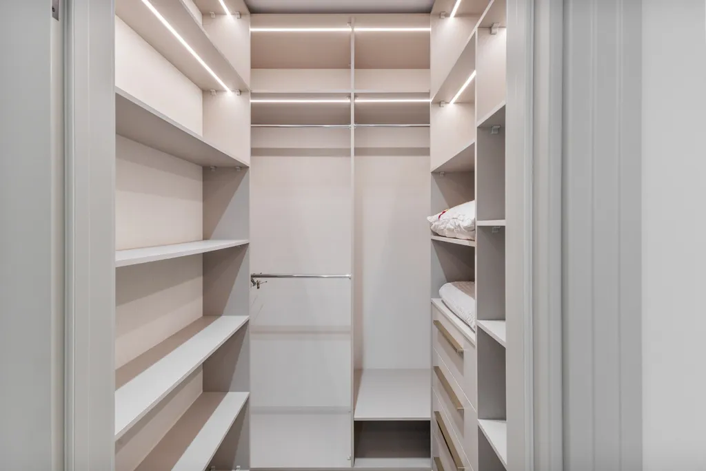 Квартира в элитном ЖК с плетеной мебелью на балконе от Juls Apart