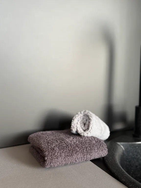 Стильная двухуровневая студия с захватывающим видом на город