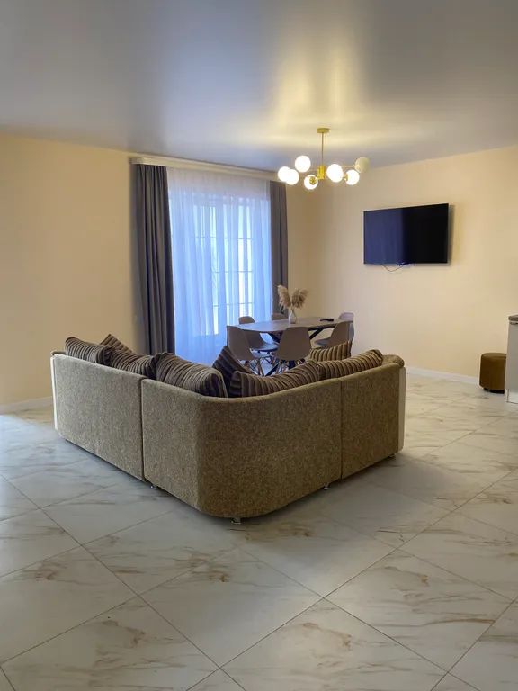 Большой новый дом в черте города