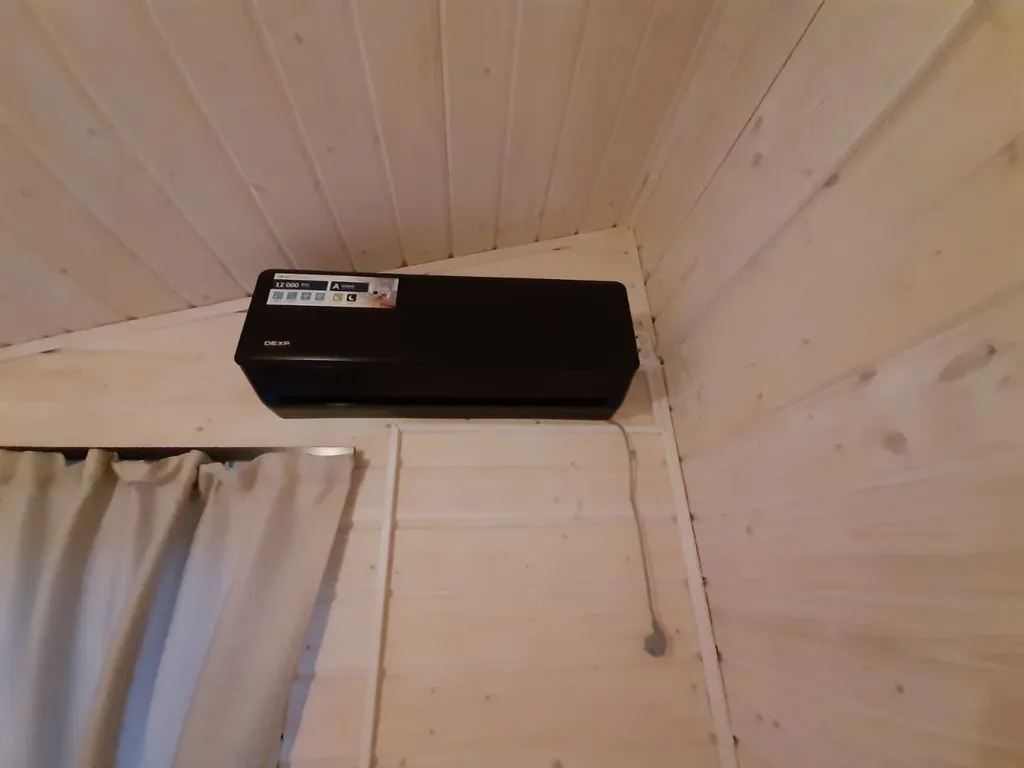 Дом в  соснах.