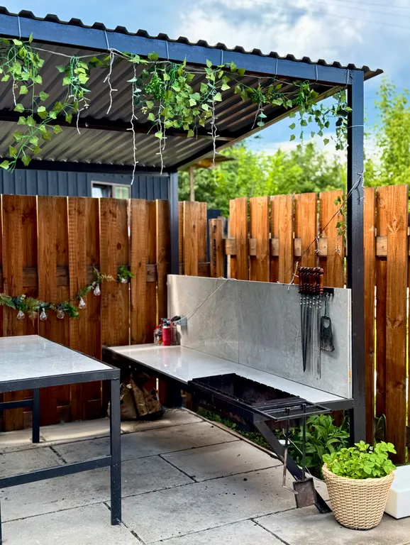 Дом на озере с бассейном