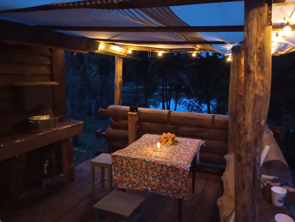 Изба с уютом детства, деревенский дом с баней и русским бытом