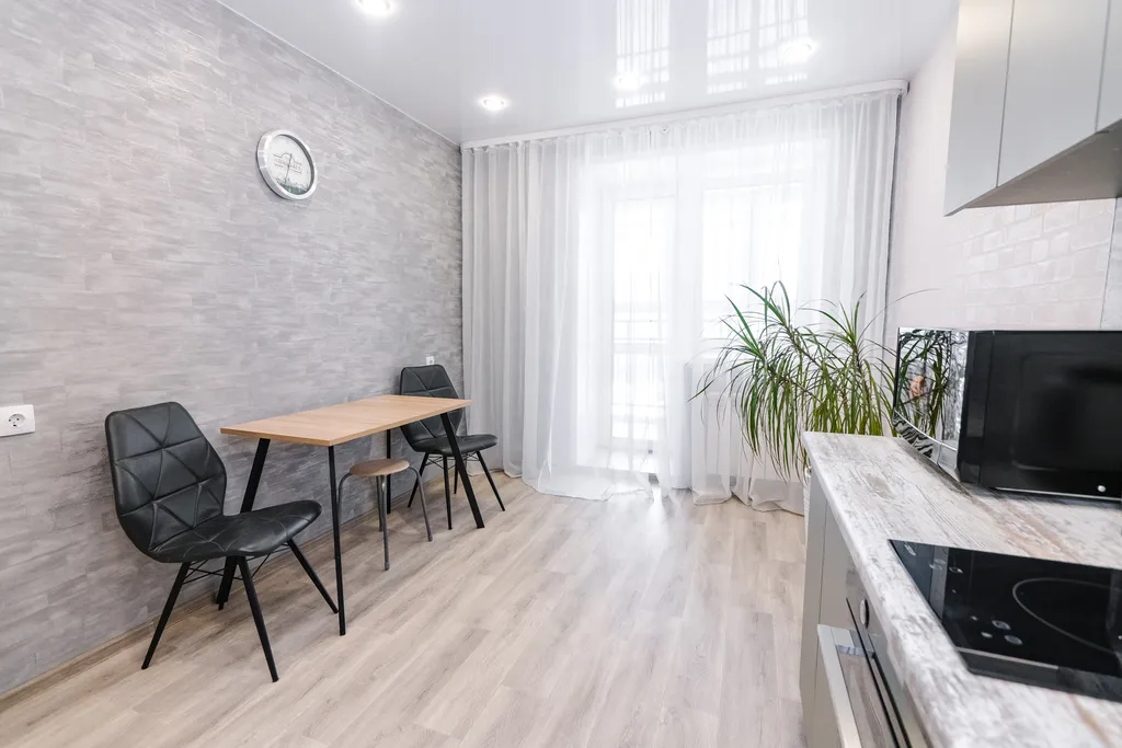 Рядом ТЦ Острова и набережная реки Амур