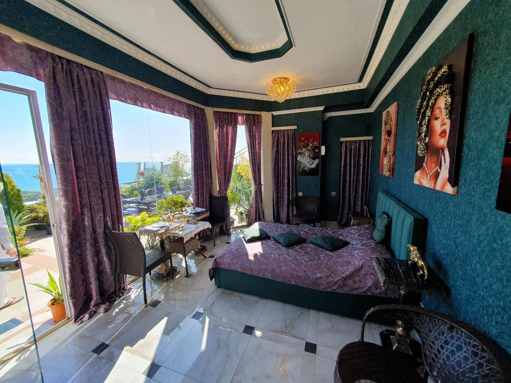 Студия с бассейном - вид на море