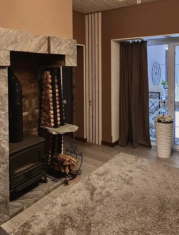 Премиальный Гостевой Дом в темных тонах с видом на горы